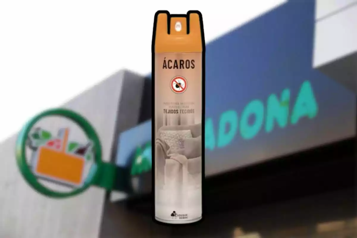 Spray antiácaros para tejidos de la marca Bosque Verde frente a una tienda Mercadona desenfocada Spray antiácaros para tejidos de la marca Bosque Verde frente a una tienda Mercadona desenfocada