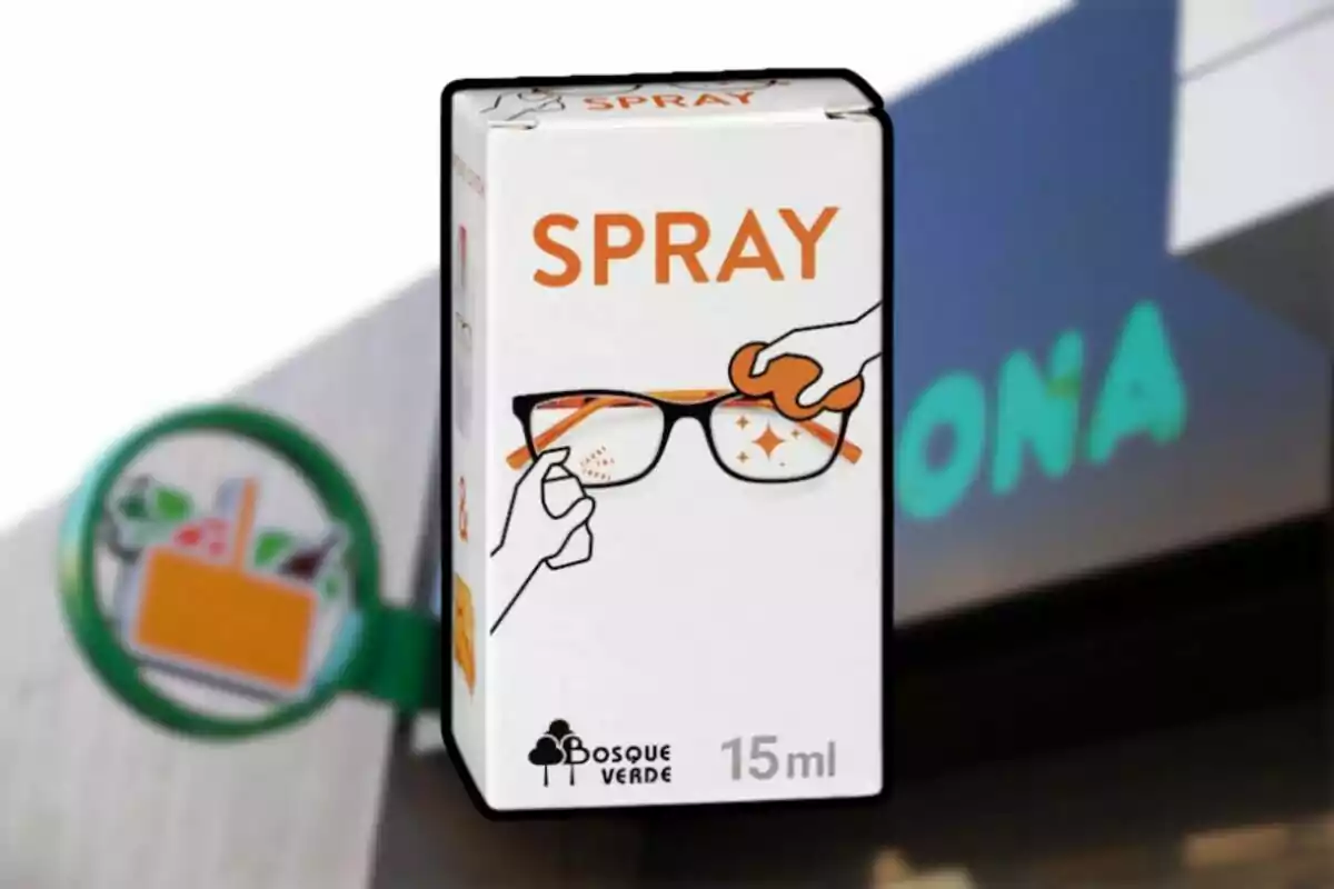 Caja de spray limpiador de gafas Bosque Verde de 15 ml frente a un cartel de supermercado Caja de spray limpiador de gafas Bosque Verde de 15 ml frente a un cartel de supermercado