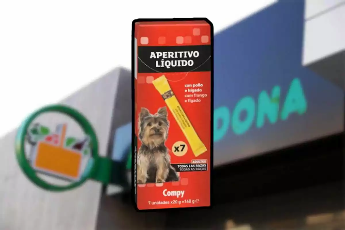 Caja de aperitivo líquido para perros sabor pollo e hígado de la marca Compy frente a una tienda Mercadona Caja de aperitivo líquido para perros sabor pollo e hígado de la marca Compy frente a una tienda Mercadona