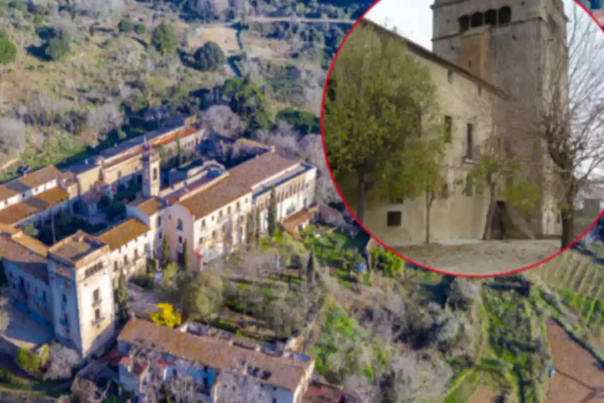 Vista aèria d’un antic monestir envoltat de vegetació amb un requadre que mostra un acostament a una de les seves torres i l’entrada principal Vista aèria d’un antic monestir envoltat de vegetació amb un requadre que mostra un acostament a una de les seves torres i l’entrada principal