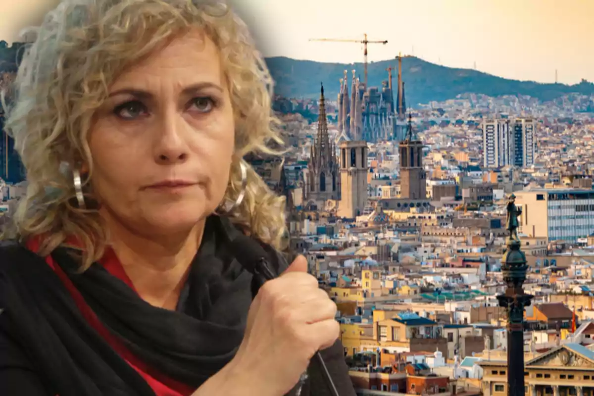 Mujer de cabello rizado y expresión seria en primer plano con la ciudad de Barcelona y la Sagrada Familia al fondo