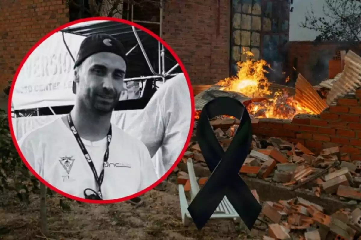 Fotografia en blanc i negre d’un home amb gorra dins d’un cercle vermell superposada a una escena d’incendi en una construcció de maons amb un llaç negre de dol en primer pla