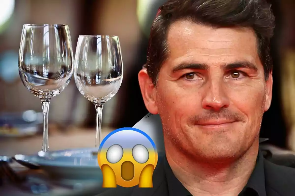 Dues copes de vi sobre una taula al costat del rostre d’Íker Casillas i un emoji de sorpresa en primer pla