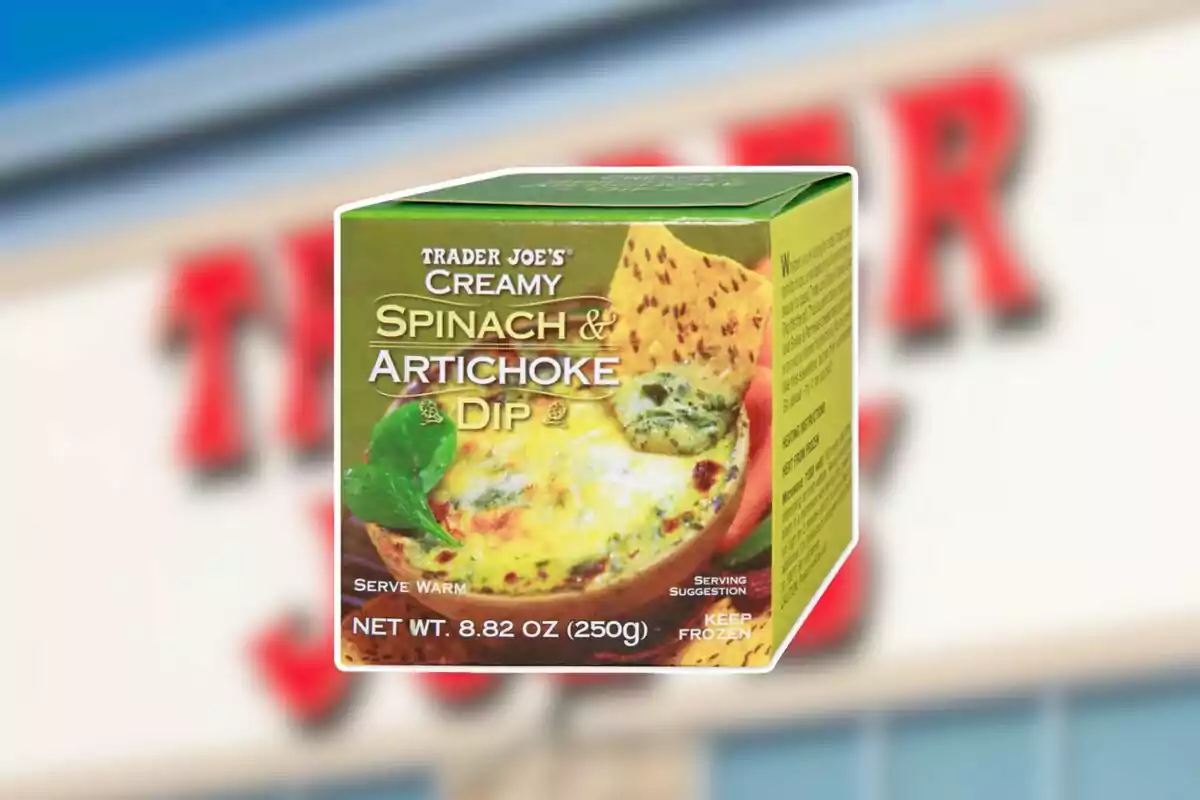 Caja de dip cremoso de espinaca y alcachofa de la marca Trader Joe’s sobre un fondo desenfocado Caja de dip cremoso de espinaca y alcachofa de la marca Trader Joe’s sobre un fondo desenfocado
