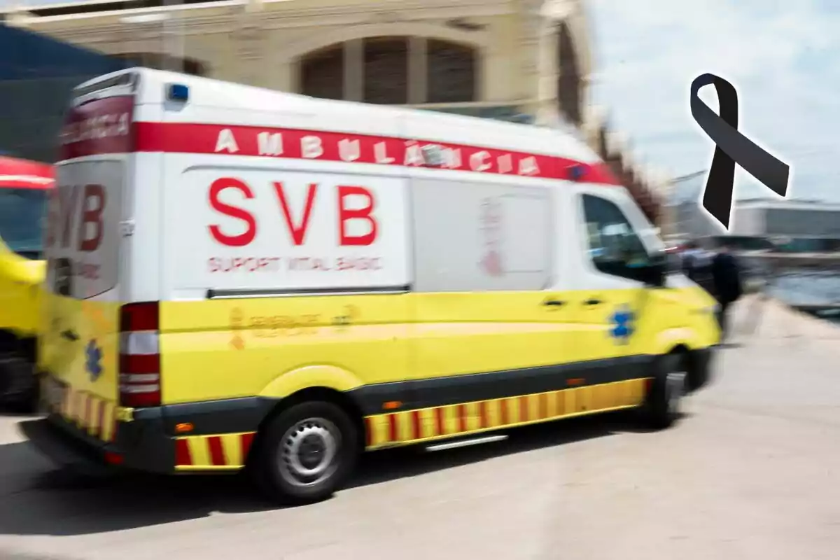 Ambulancia amarilla y blanca en movimiento con un lazo negro de luto en la esquina superior derecha.