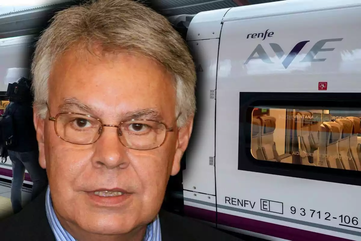 Primer plano de Felipe González con gafas frente a un tren de alta velocidad AVE de Renfe. Primer plano de Felipe González con gafas frente a un tren de alta velocidad AVE de Renfe.