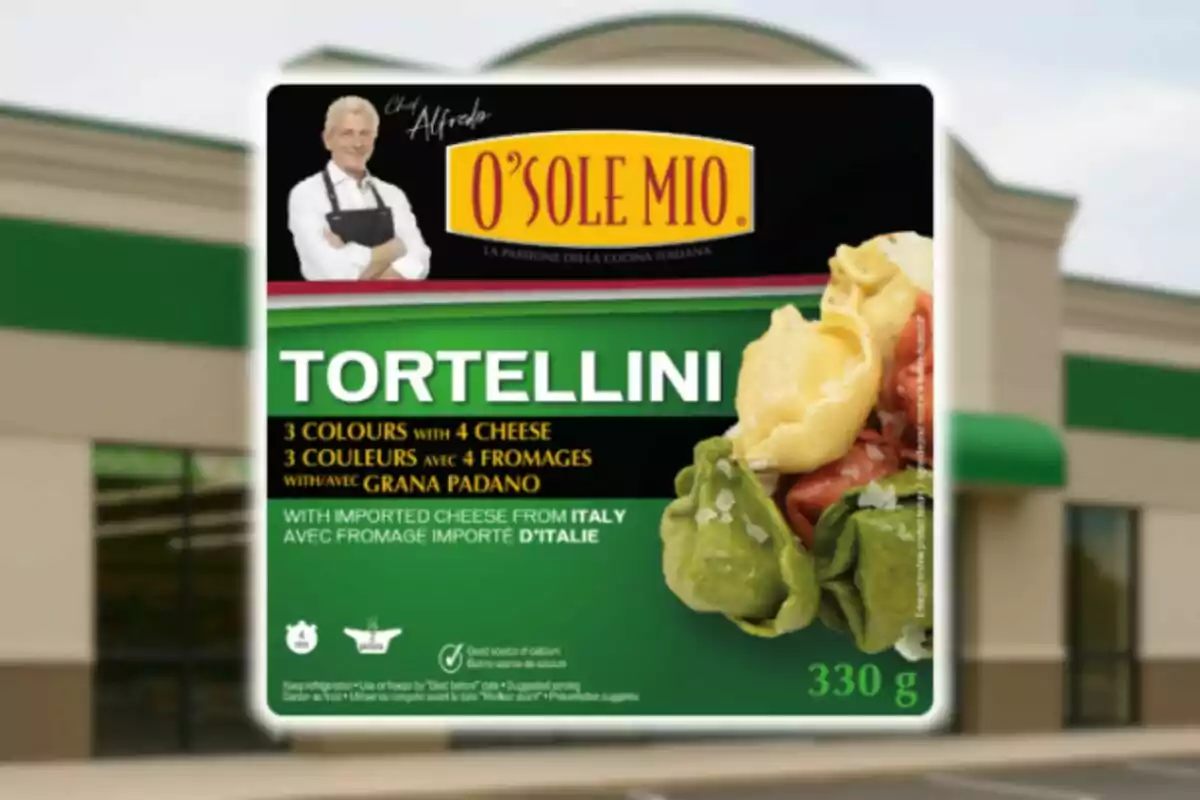 Envase de tortellini O’Sole Mio de 330 gramos con pasta de tres colores rellena de cuatro quesos importados de Italia y la imagen de un chef en la parte superior izquierda. Envase de tortellini O’Sole Mio de 330 gramos con pasta de tres colores rellena de cuatro quesos importados de Italia y la imagen de un chef en la parte superior izquierda.