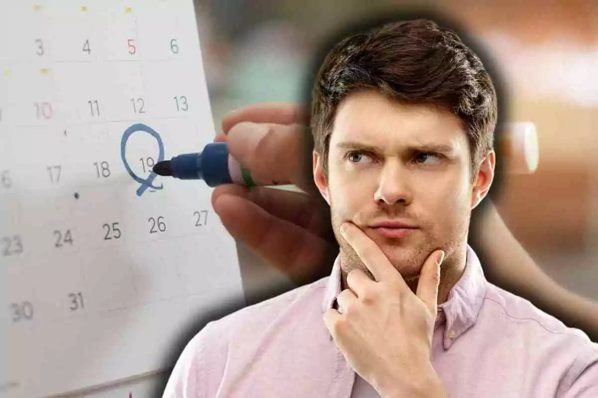 Home pensatiu amb la mà al rostre davant d’un calendari on una data està marcada amb un cercle blau