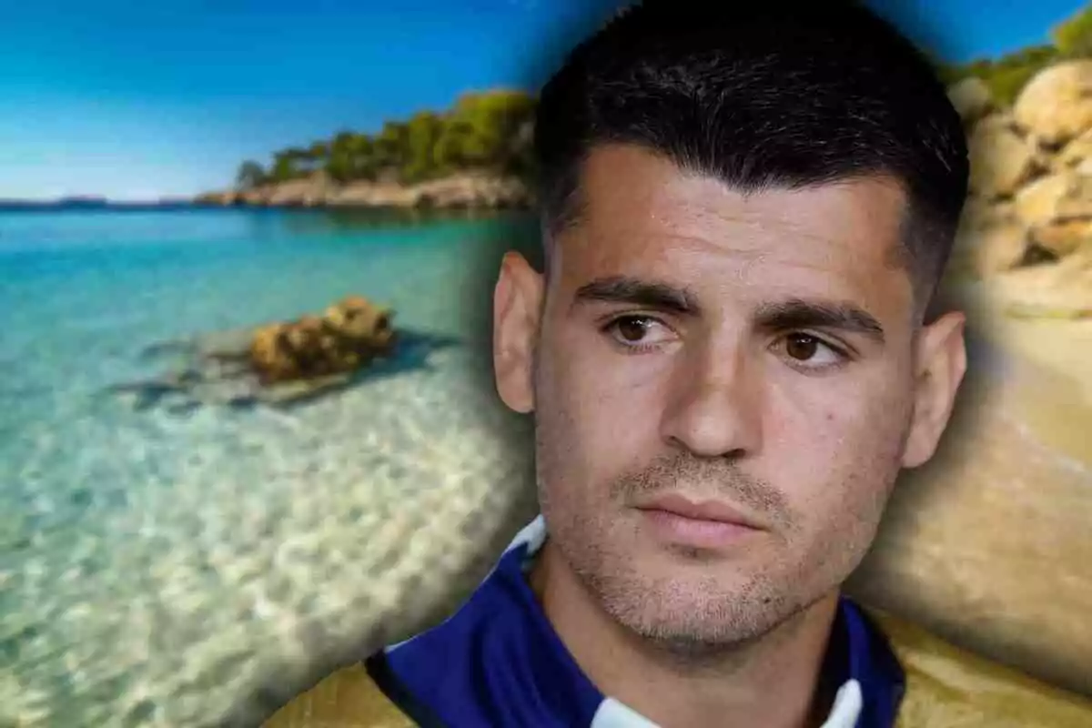 Álvaro Morata de cabells curts i expressió seriosa apareix en primer pla amb una platja d’aigües cristal·lines i sorra daurada de fons.