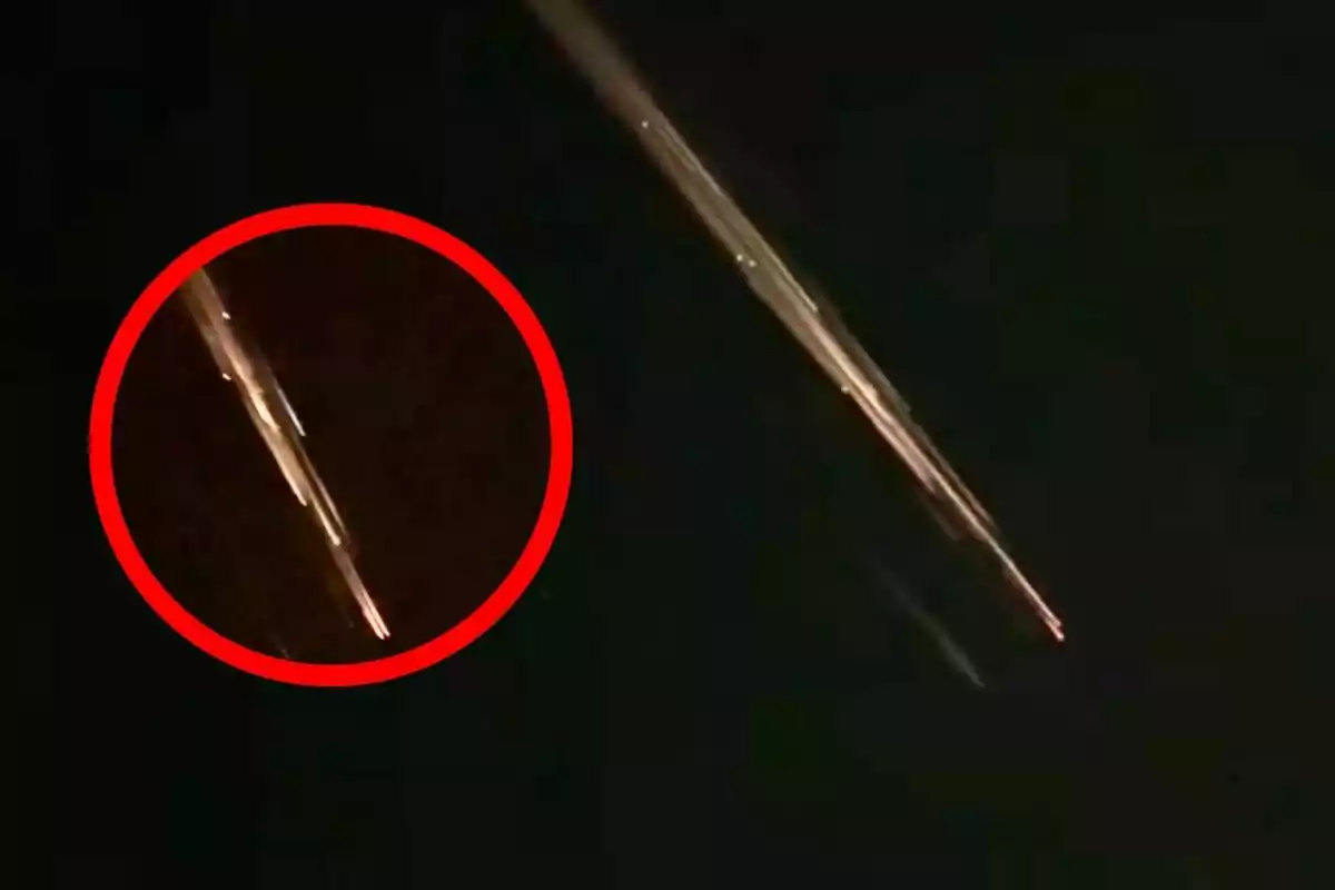 Objecte lluminós creuant el cel nocturn deixant una estela brillant amb un cercle vermell ressaltant una part de la imatge