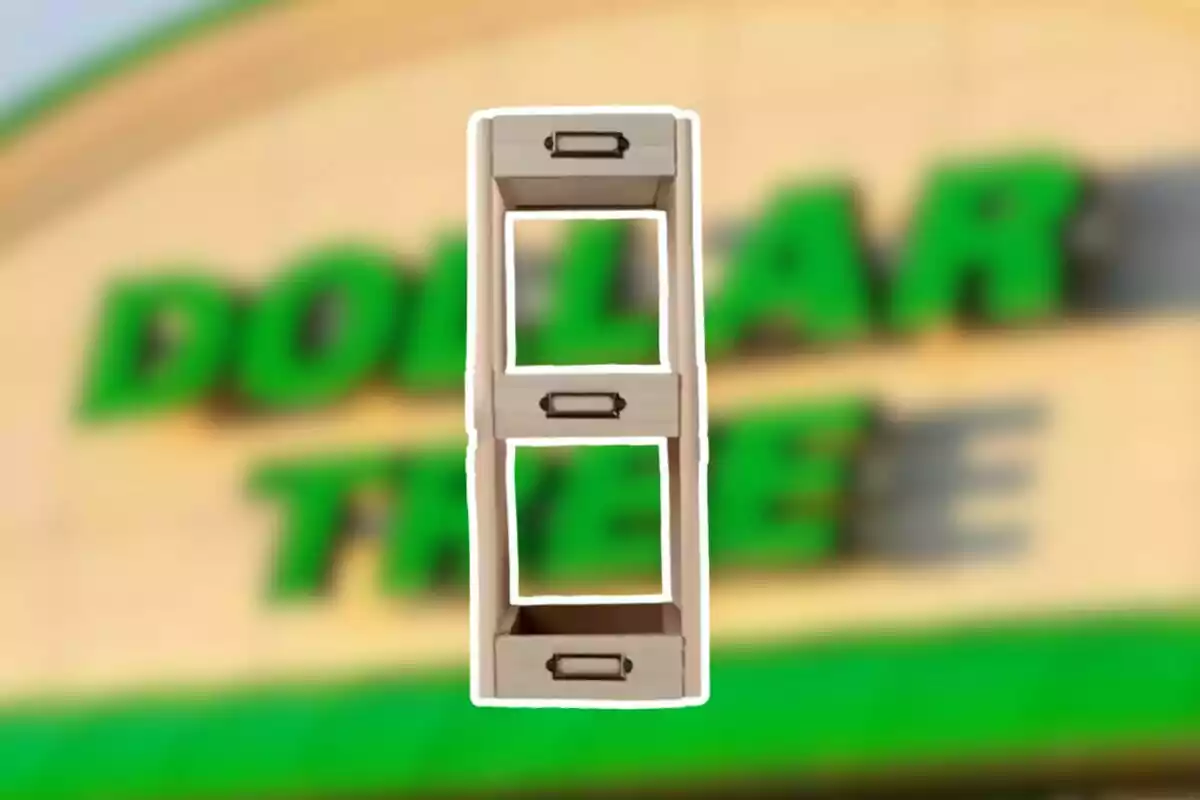 Tres cajones apilados de madera con tiradores metálicos al frente de un letrero borroso de Dollar Tree Tres cajones apilados de madera con tiradores metálicos al frente de un letrero borroso de Dollar Tree