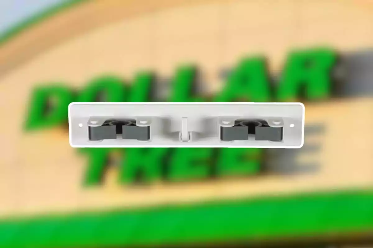 Soporte de pared blanco para escobas y trapeadores con fondo desenfocado de un letrero verde Soporte de pared blanco para escobas y trapeadores con fondo desenfocado de un letrero verde
