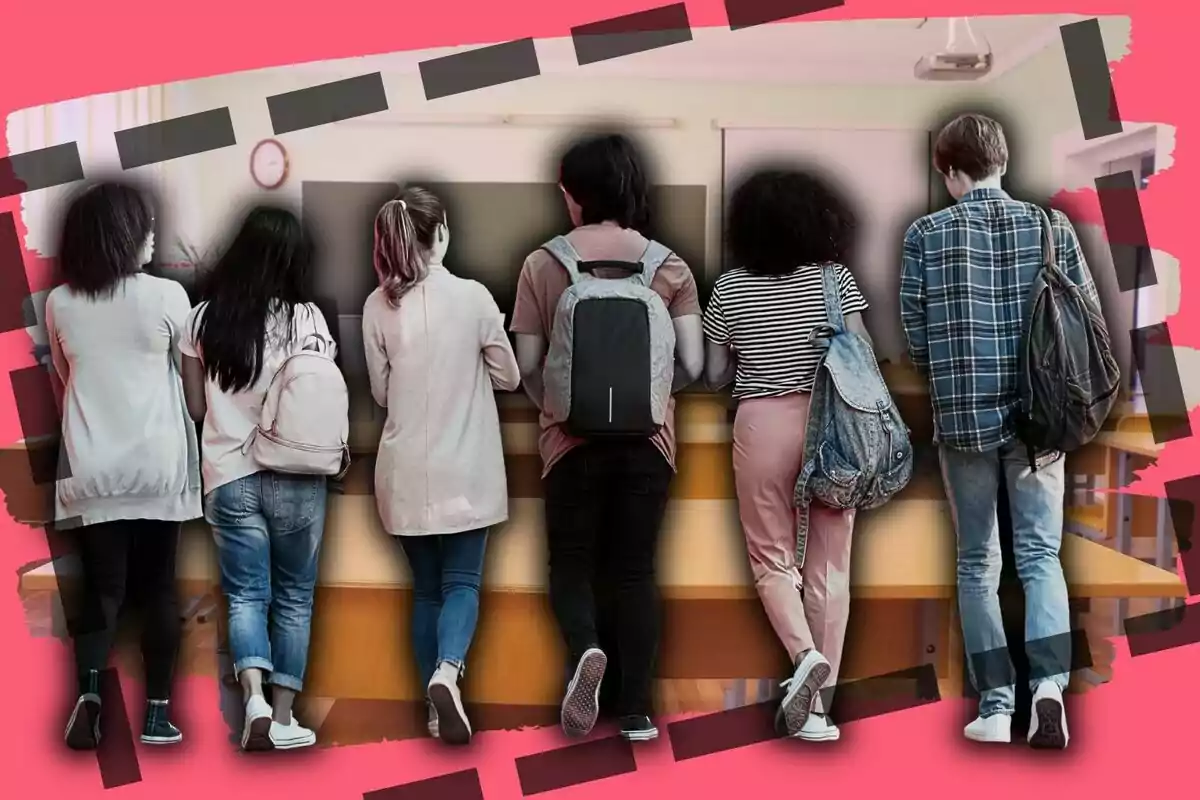 Un grupo de seis jóvenes de espaldas con mochilas en un aula escolar sobre un fondo con bordes rosados y negros