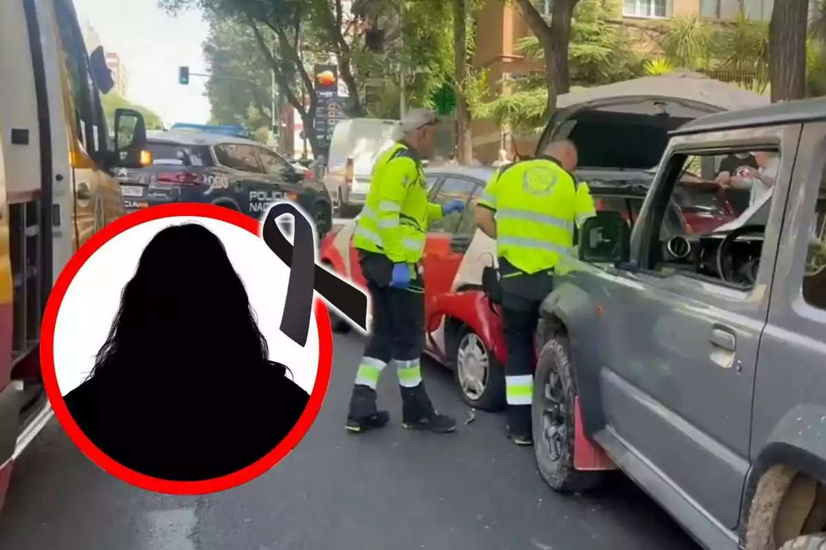 Paramédicos y policías atienden un accidente de tráfico en una calle, mientras en primer plano aparece un círculo con la silueta de una persona y un moño negro, símbolo de luto.