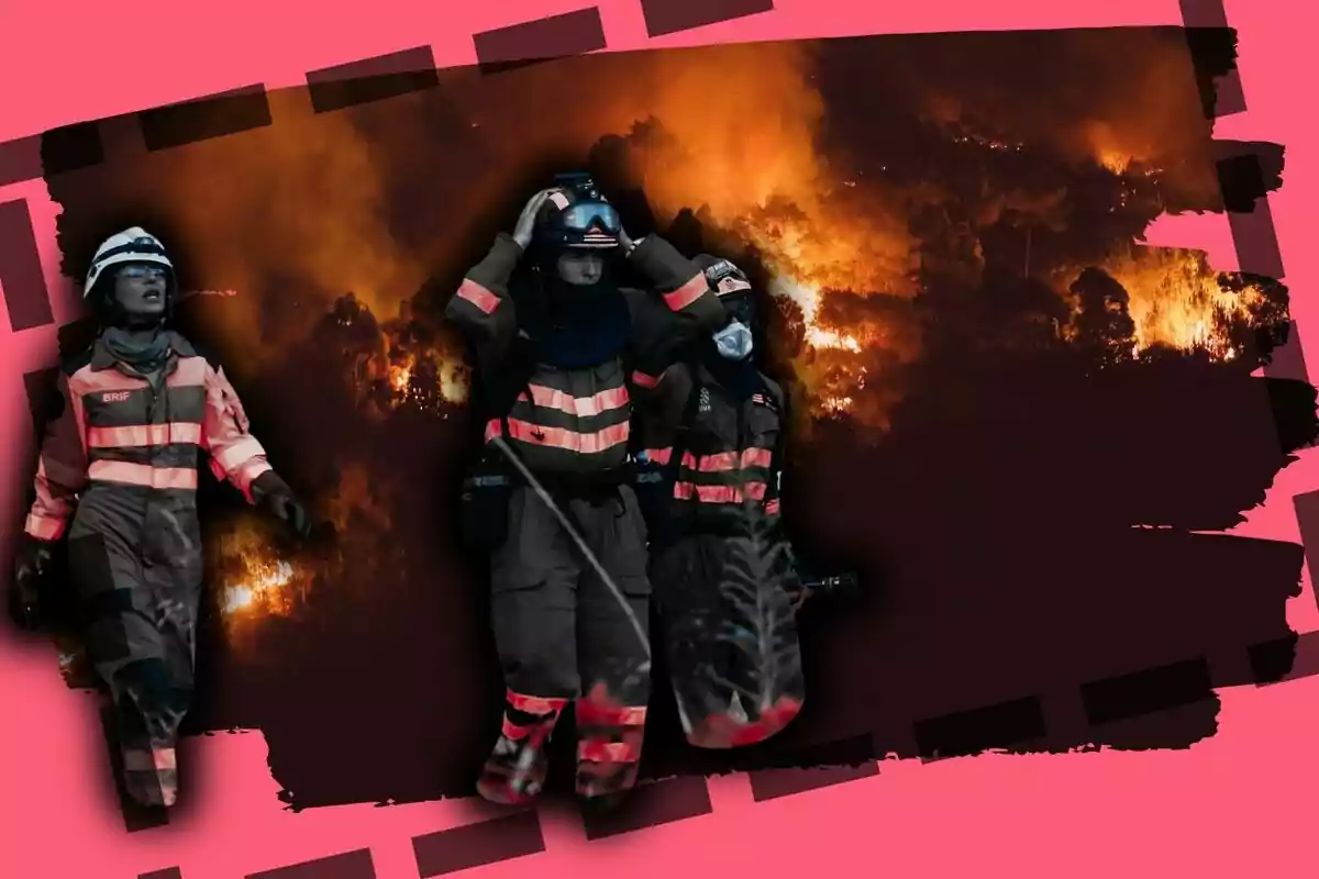 Tres bomberos con uniforme y casco trabajan frente a un gran incendio forestal con llamas intensas y humo, sobre un fondo editado en tonos rosados.