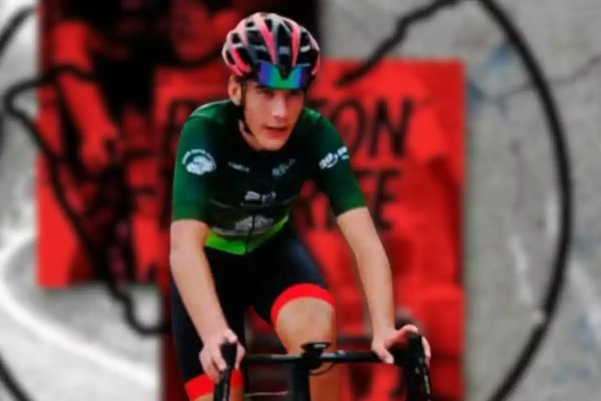 Ciclista amb casc i uniforme verd muntant una bicicleta davant d’un fons desenfocat en tons vermells i grisos Ciclista amb casc i uniforme verd muntant una bicicleta davant d’un fons desenfocat en tons vermells i grisos