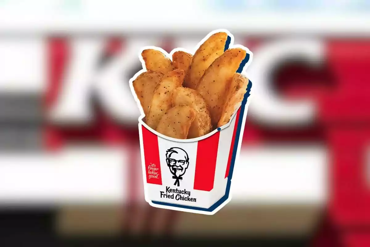Papas sazonadas en un envase de KFC con fondo desenfocado Papas sazonadas en un envase de KFC con fondo desenfocado