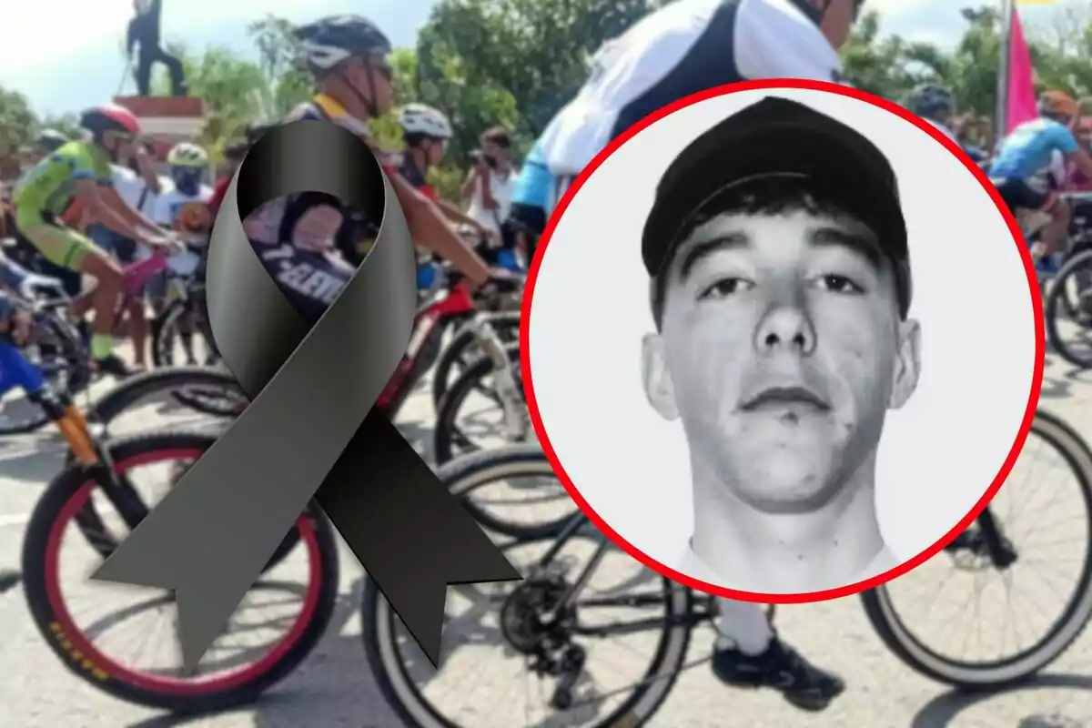 Ciclistas reunidos en un evento con un moño negro de luto y la imagen de un joven enmarcada en un círculo rojo