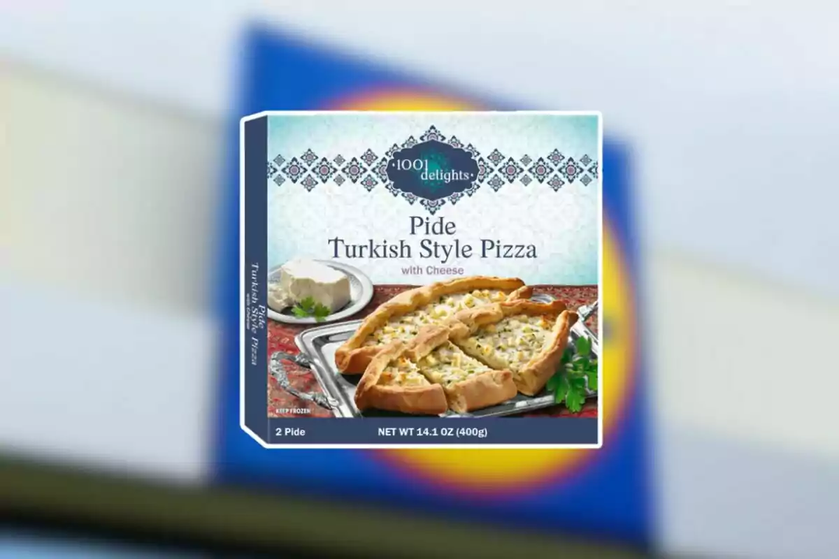 Caja de pizza estilo turco con queso de la marca 1001 delights sobre un fondo desenfocado Caja de pizza estilo turco con queso de la marca 1001 delights sobre un fondo desenfocado