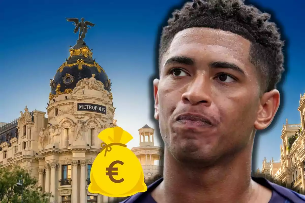 Jude Bellingham pensatiu en primer pla amb l’edifici Metrópolis de Madrid al fons i una bossa groga de diners amb el símbol de l’euro a la cantonada