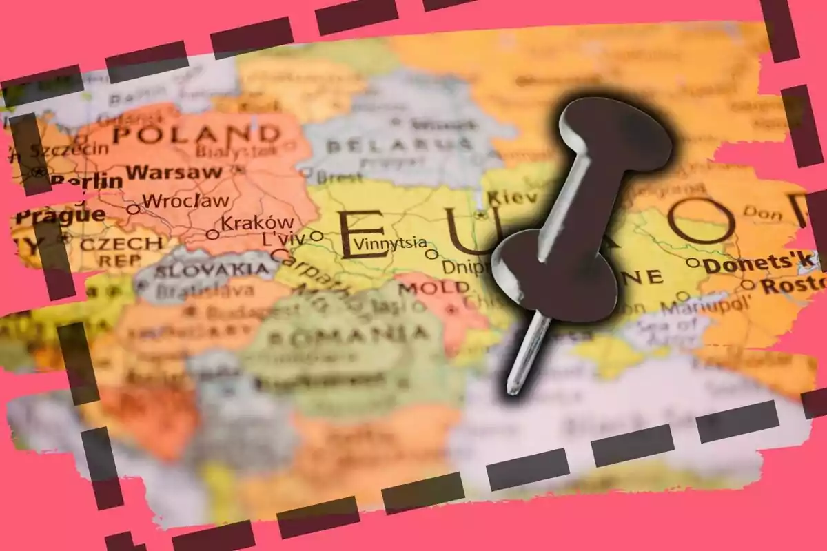 Mapa d’Europa de l’Est amb una xinxeta negra sobre Ucraïna i una vora decorativa rosa