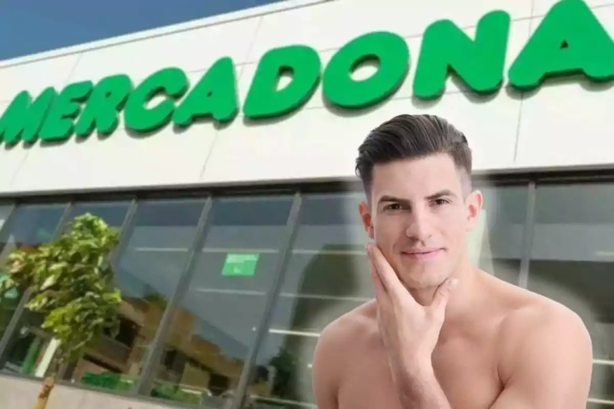 Hombre joven sin camiseta tocándose la cara frente a un supermercado Mercadona