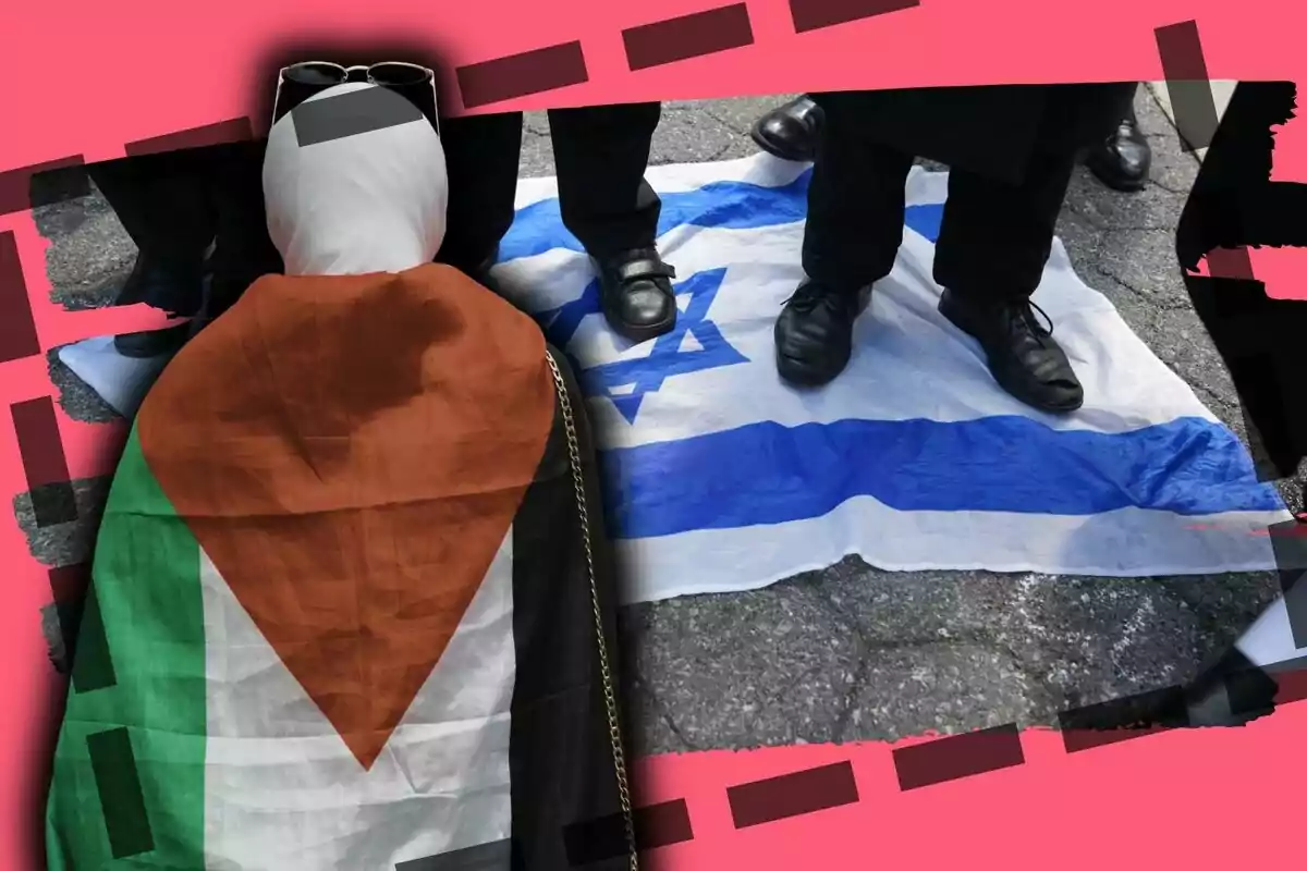 Persona coberta amb una bandera palestina al costat de diverses persones que trepitgen una bandera d’Israel a terra.