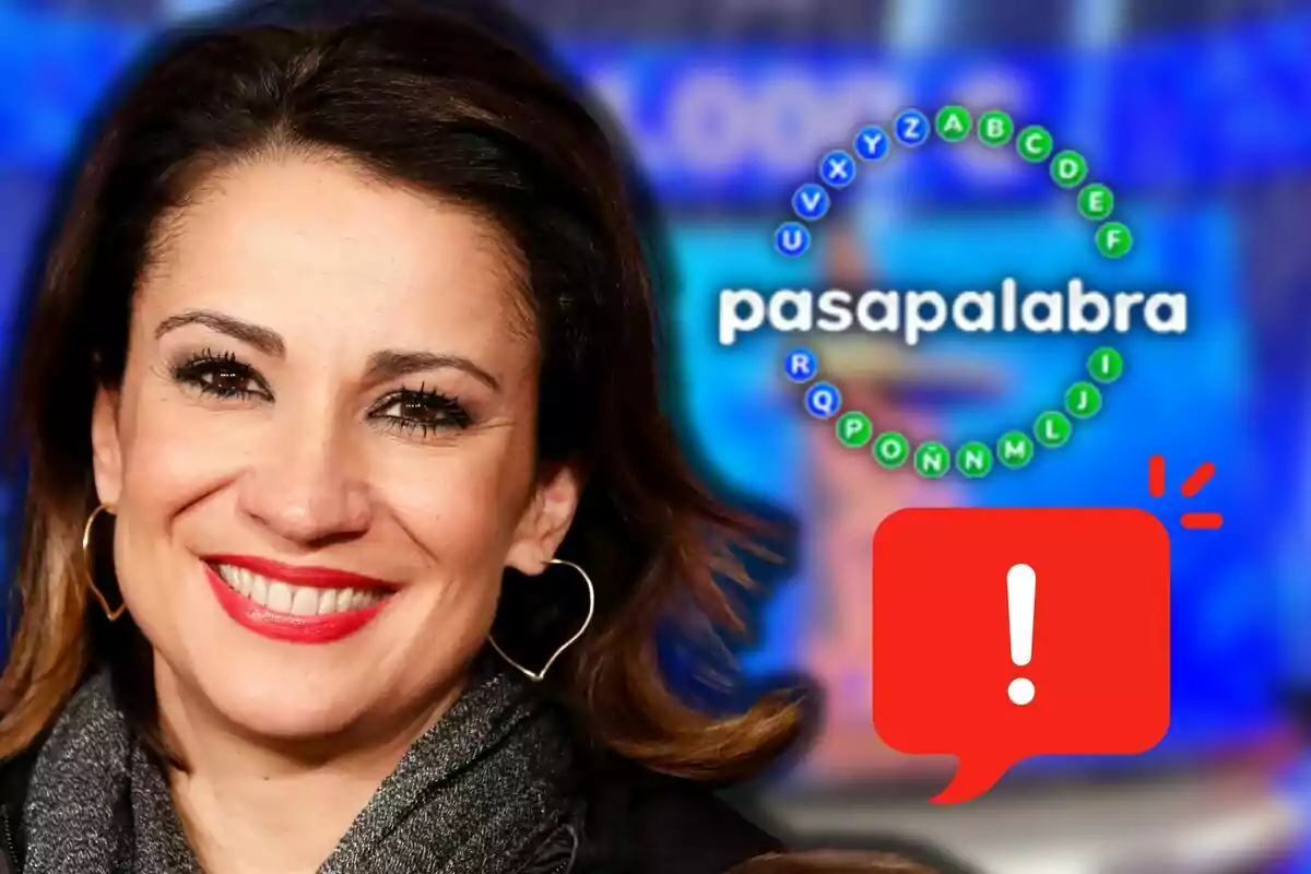 Silvia Jato sonriente en primer plano con el logo de Pasapalabra y un icono de advertencia en el fondo desenfocado