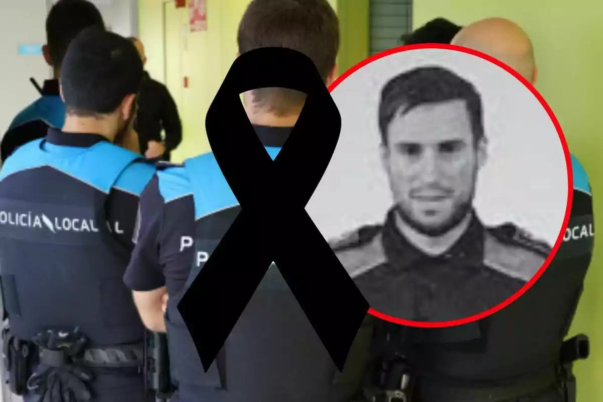 Varios policías locales de espaldas con un lazo negro de luto y la imagen en blanco y negro de un agente dentro de un círculo rojo