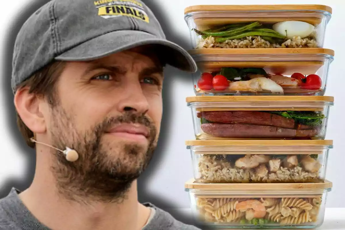 Gerard Piqué con gorra y micrófono al lado de una torre de recipientes de vidrio con comida variada