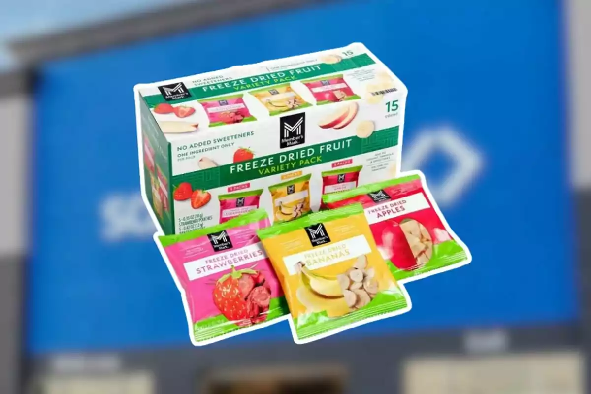Caja y sobres de fruta liofilizada de la marca Member's Mark en diferentes sabores frente a un fondo azul desenfocado Caja y sobres de fruta liofilizada de la marca Member's Mark en diferentes sabores frente a un fondo azul desenfocado