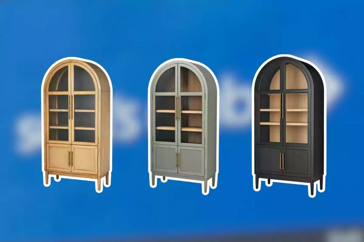Tres vitrinas de madera con puertas de vidrio y base arqueada en colores madera natural, gris y negro sobre un fondo azul desenfocado Tres vitrinas de madera con puertas de vidrio y base arqueada en colores madera natural, gris y negro sobre un fondo azul desenfocado