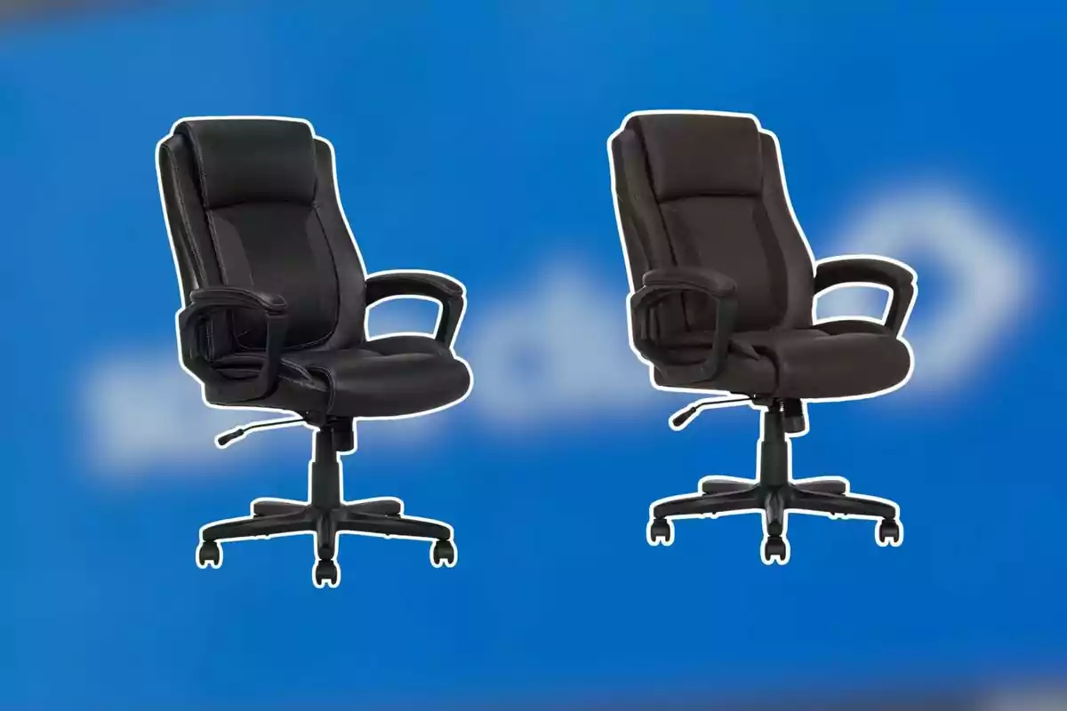Dos sillas de oficina con ruedas y descansabrazos, una de color negro y otra marrón, sobre un fondo azul desenfocado Dos sillas de oficina con ruedas y descansabrazos, una de color negro y otra marrón, sobre un fondo azul desenfocado