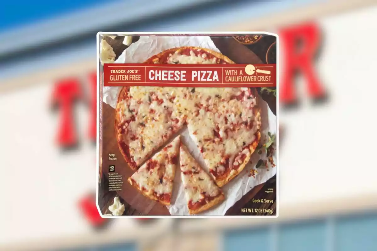 Caja de pizza de queso sin gluten con base de coliflor de la marca Trader Joe’s sobre una mesa de madera, con la pizza ya cortada en rebanadas. Caja de pizza de queso sin gluten con base de coliflor de la marca Trader Joe’s sobre una mesa de madera, con la pizza ya cortada en rebanadas.
