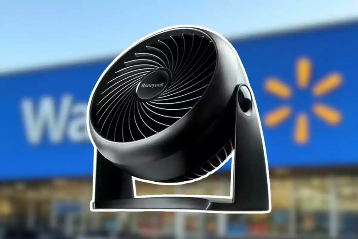 Ventilador negro de la marca Honeywell frente a una tienda Walmart desenfocada Ventilador negro de la marca Honeywell frente a una tienda Walmart desenfocada