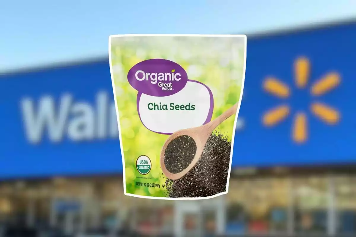 Bolsa de semillas de chía orgánicas Great Value frente a una tienda Walmart desenfocada Bolsa de semillas de chía orgánicas Great Value frente a una tienda Walmart desenfocada