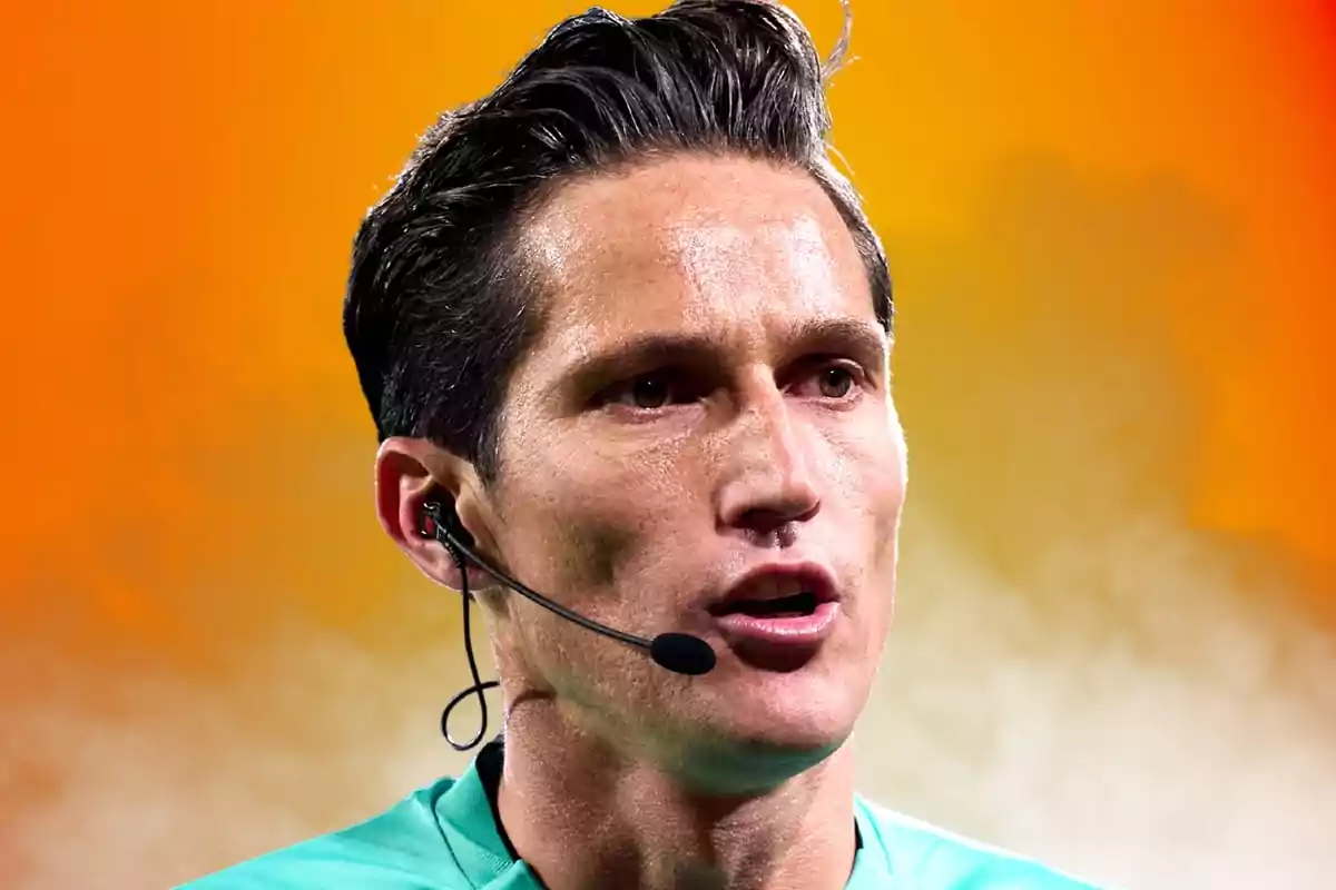 Árbitro de fútbol con auricular y micrófono sobre un fondo naranja difuminado