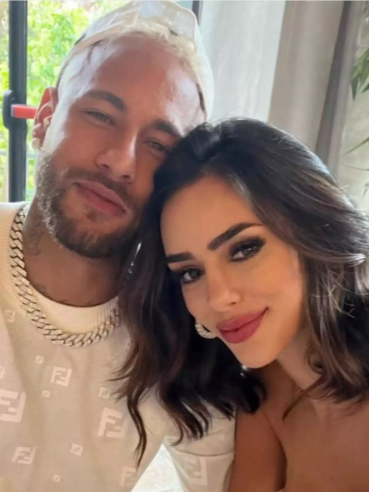 Neymar i Bruna Biancardi posant junts i somrient per a una selfie en un ambient interior il·luminat Neymar i Bruna Biancardi posant junts i somrient per a una selfie en un ambient interior il·luminat