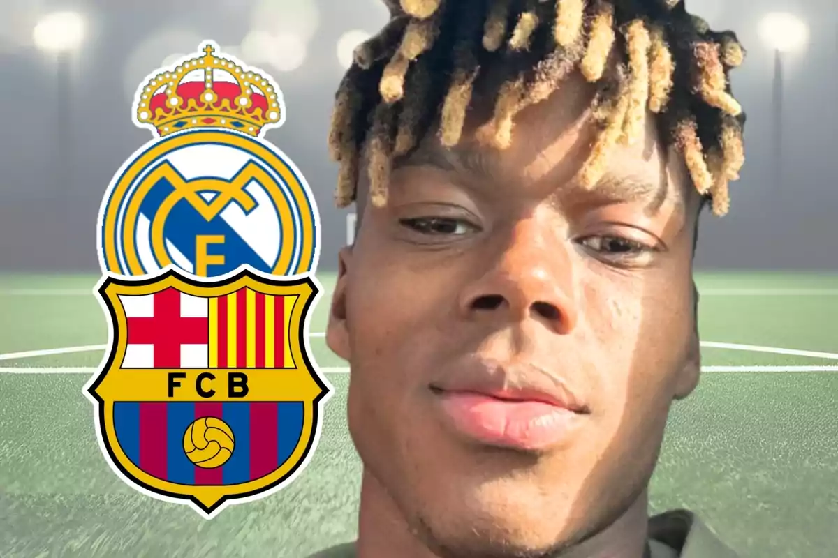 Joven con el cabello teñido en las puntas en primer plano sobre un campo de fútbol con los escudos de Real Madrid y Barcelona al fondo