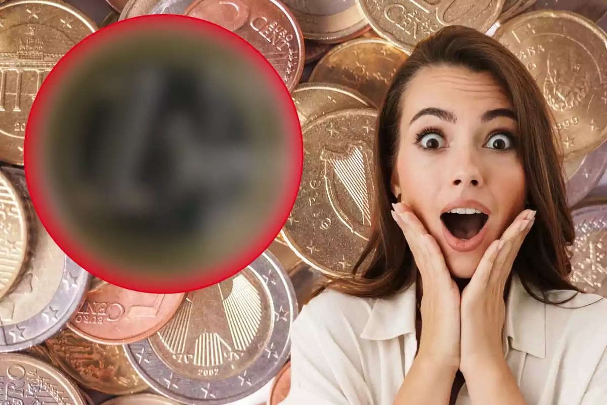 Dona sorpresa davant d’un fons de monedes amb una moneda desenfocada en primer pla