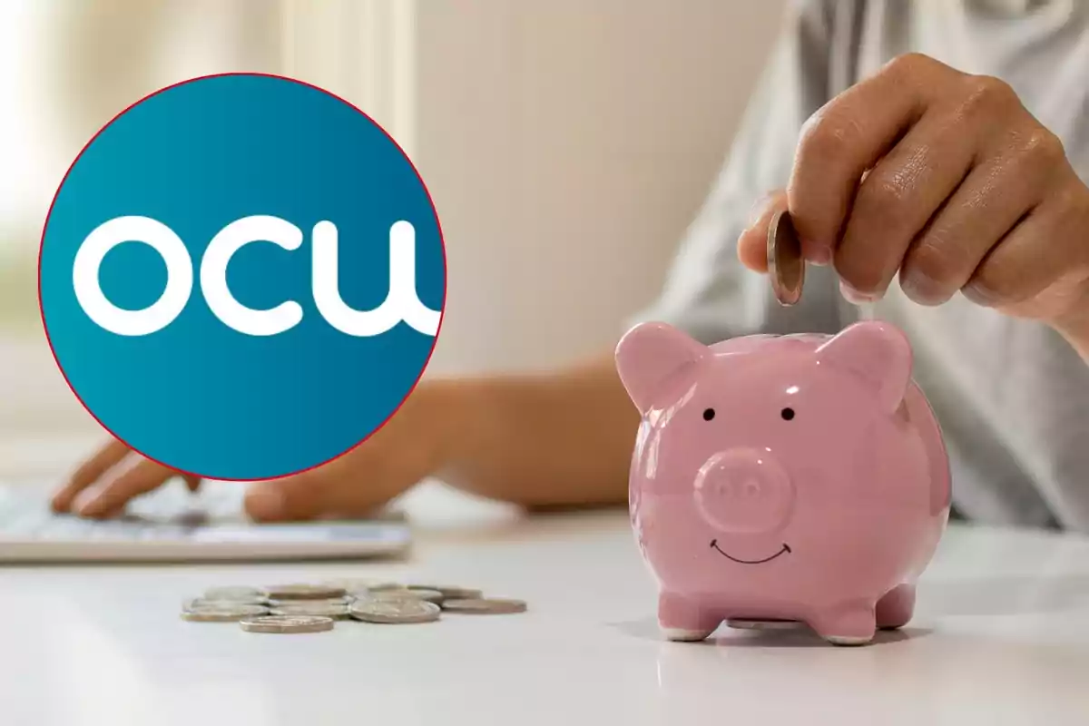 Persona introduint una moneda en una guardiola de porquet rosa amb el logotip d’OCU en primer pla i monedes sobre la taula
