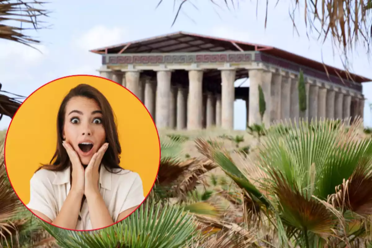 Una dona amb expressió de sorpresa apareix en un cercle davant d’un edifici antic de columnes envoltat de vegetació.