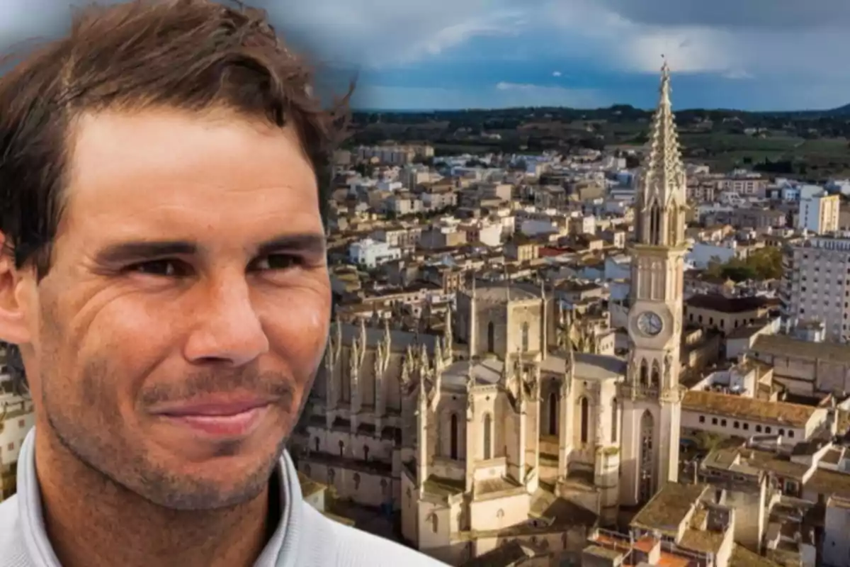 Un hombre sonriente en primer plano con una ciudad y una iglesia de fondo