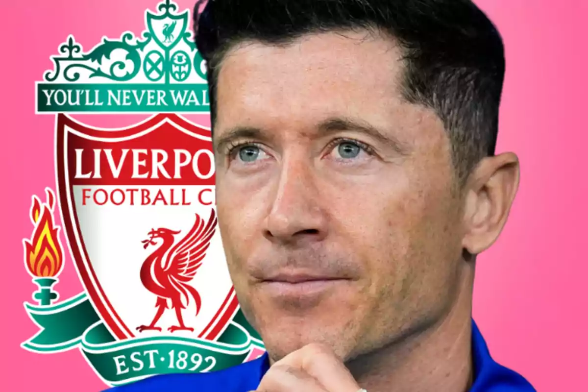 Un hombre pensativo en primer plano con el escudo del Liverpool Football Club de fondo sobre un fondo rosa