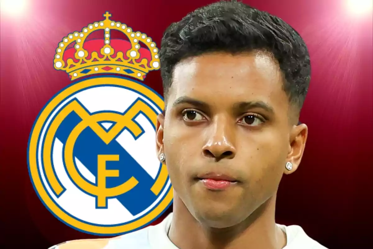 Jugador de fútbol con camiseta blanca frente al escudo del Real Madrid sobre un fondo rojo iluminado