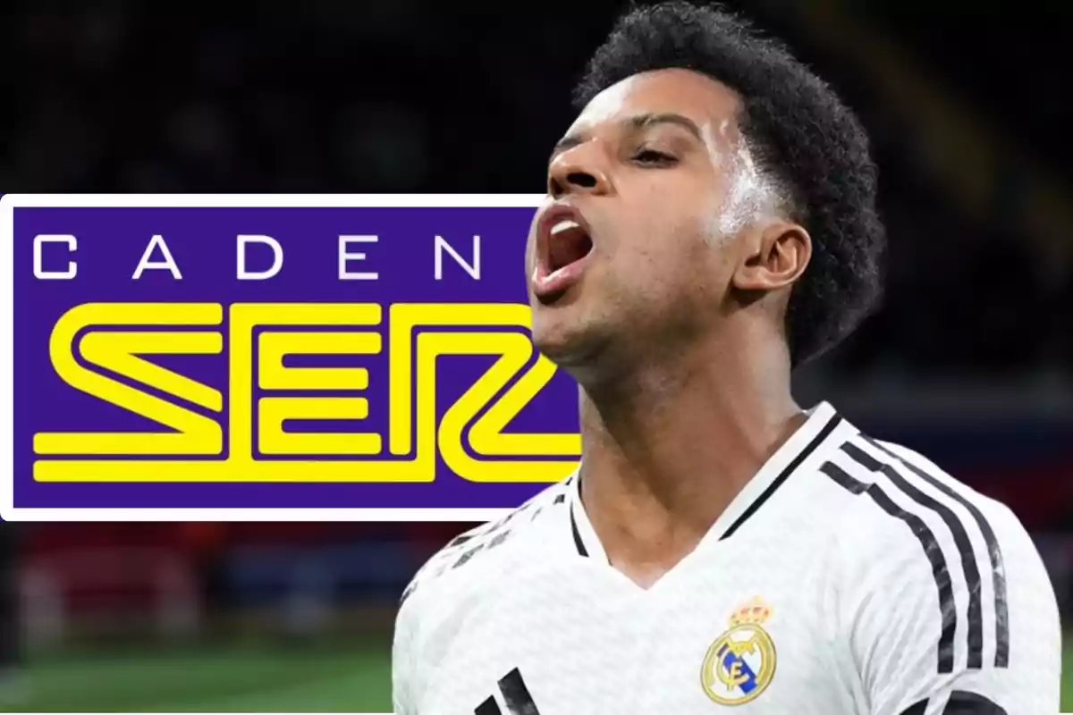 Futbolista del Reial Madrid celebrant amb el logotip de l'emissora Cadena SER de fons