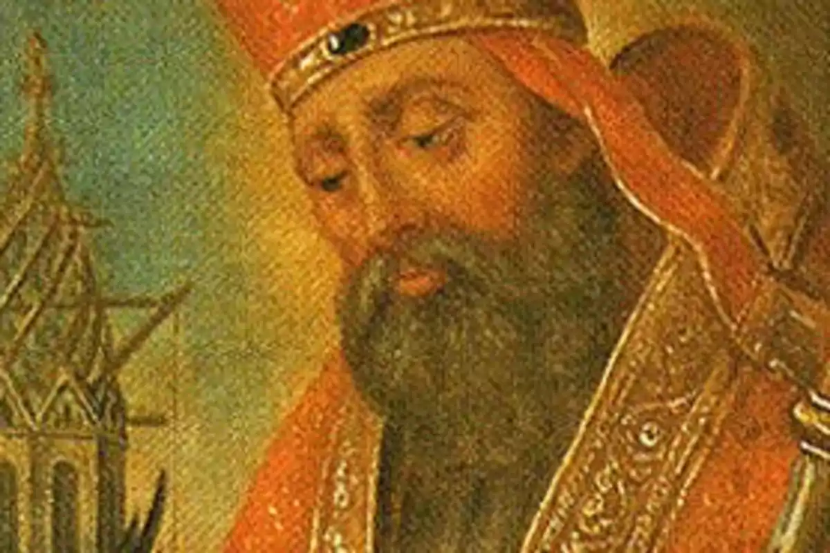 Retrato de un hombre con barba y vestimenta religiosa de color rojo y dorado Retrato de un hombre con barba y vestimenta religiosa de color rojo y dorado