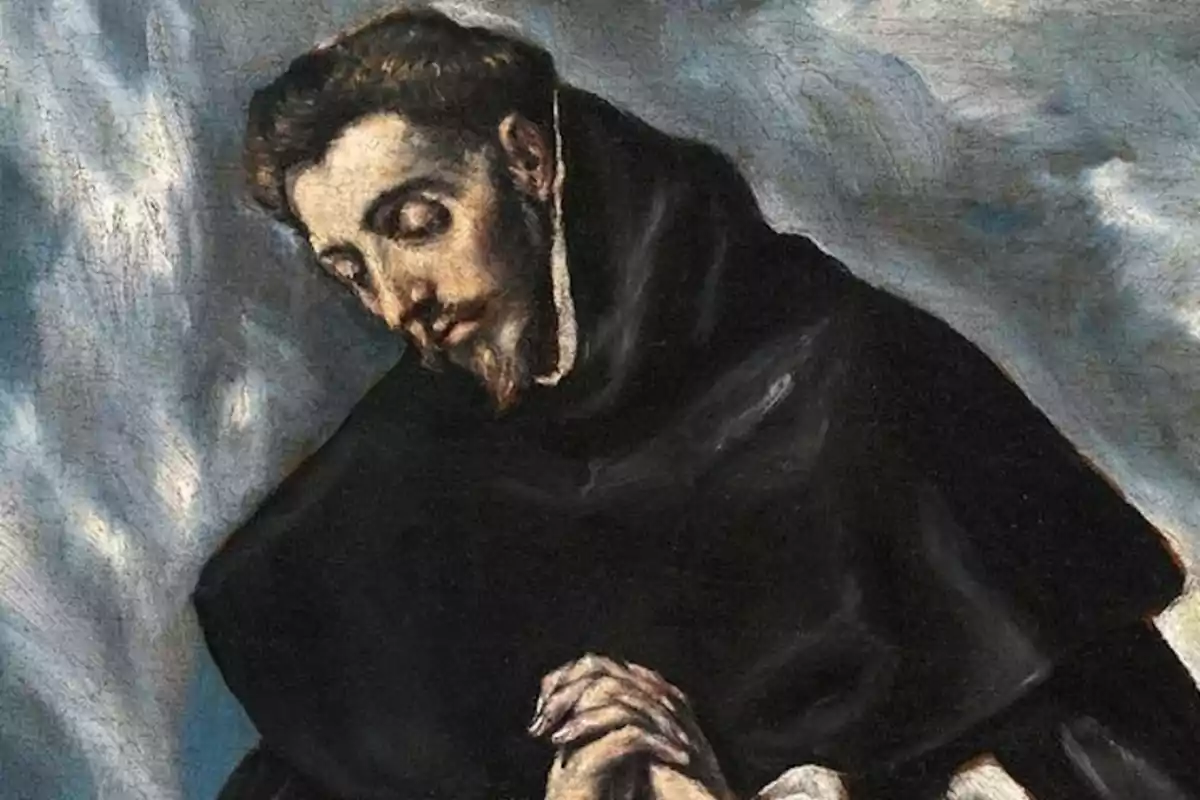 Hombre con barba y túnica oscura en actitud de oración sobre un fondo de nubes azuladas