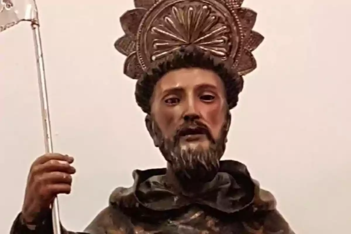 Escultura religiosa d’un home amb barba i aurèola sostenint un estendard blanc Escultura religiosa d’un home amb barba i aurèola sostenint un estendard blanc