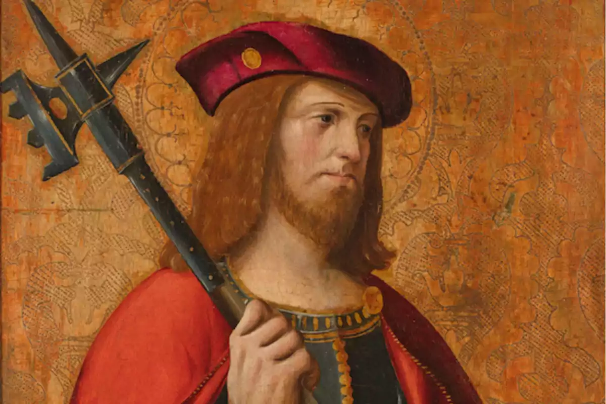 Retrato de un hombre con barba pelirroja vestido con ropa medieval roja y negra sosteniendo una alabarda sobre un fondo decorativo naranja
